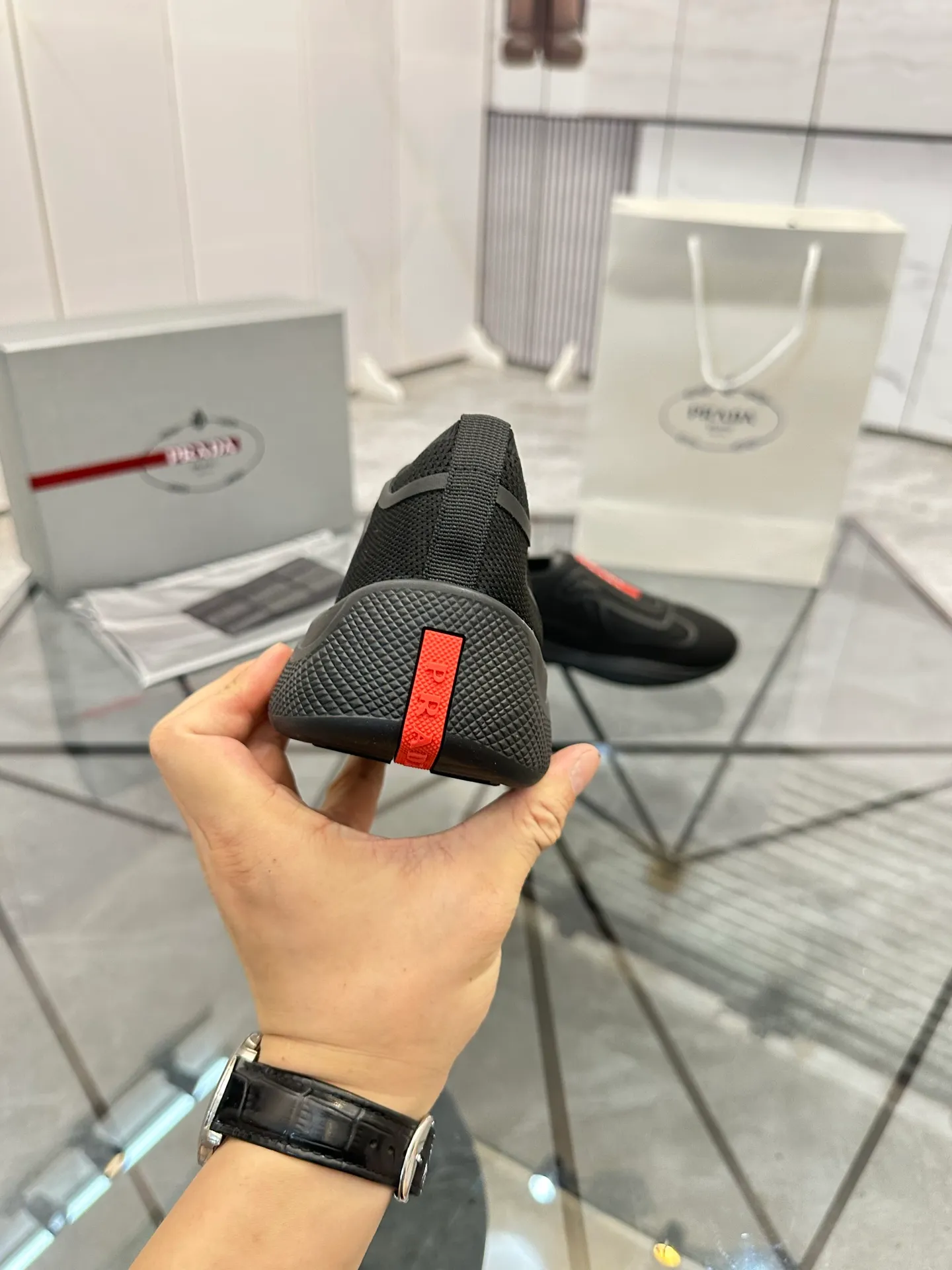 Men's shoes: 💰P460¥ High-end top quality Product trademark: Prada *"Prada*" low-top casual shoes Regular size: 38-45 (can be customized to 46) Product materials: imported original breathable fly knit upper, breathable lining, original outsole. No.: 001